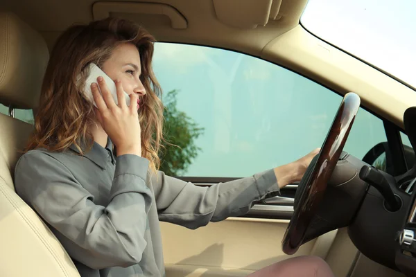 Mujer bastante joven conduciendo coche — Foto de Stock