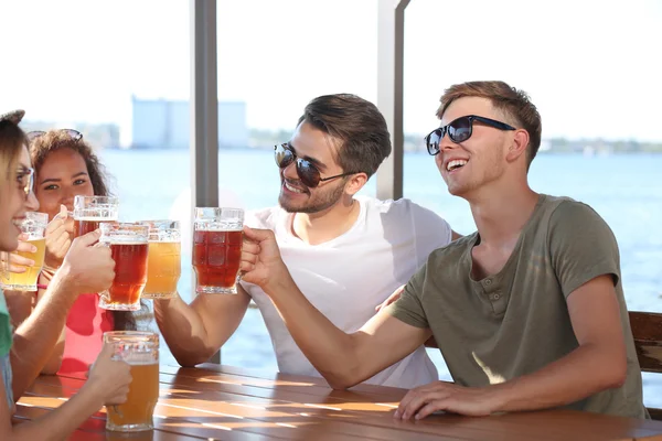 Freunde hängen zusammen — Stockfoto