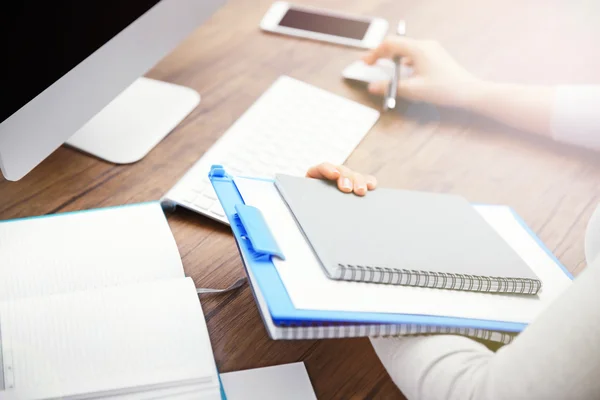 Portapapeles y cuaderno en manos de mujer — Foto de Stock