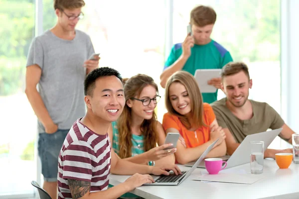 Young people with gadgets — Stock Photo, Image