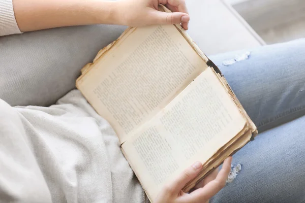 Vrouw lezing oud boek — Stockfoto