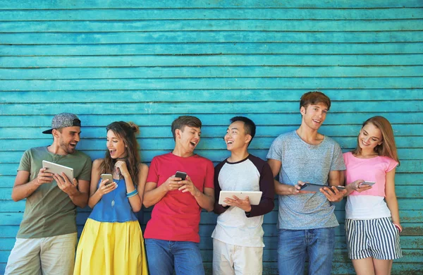 Jóvenes con Gadgets — Foto de Stock