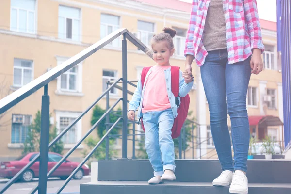 Genitore Che Porta Bambino Scuola — Foto Stock