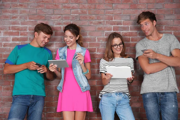 Young people with gadgets — Stock Photo, Image