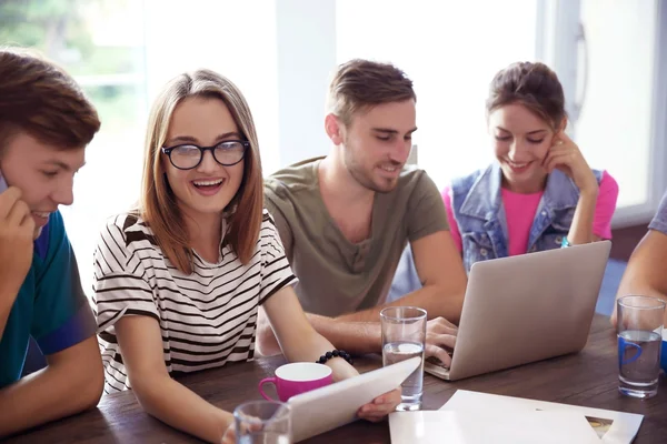 Jóvenes con Gadgets — Foto de Stock