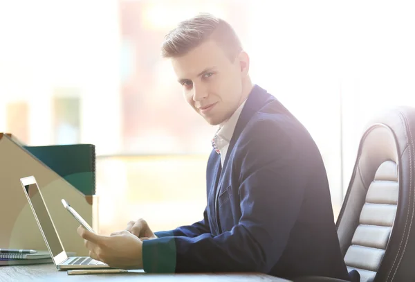 Avvocato Che Lavora Con Computer Portatile Ufficio — Foto Stock