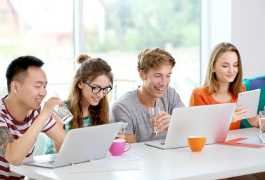 Gadget kullanan gençler