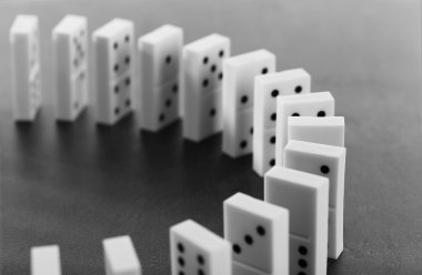 Gri üzerine ayakta Domino