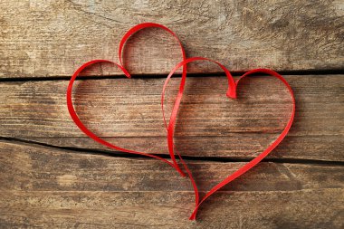 İki kalp kırmızı kurdele yaptım 