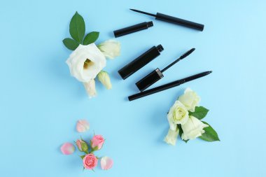 Rimel ve mavi çiçekler 