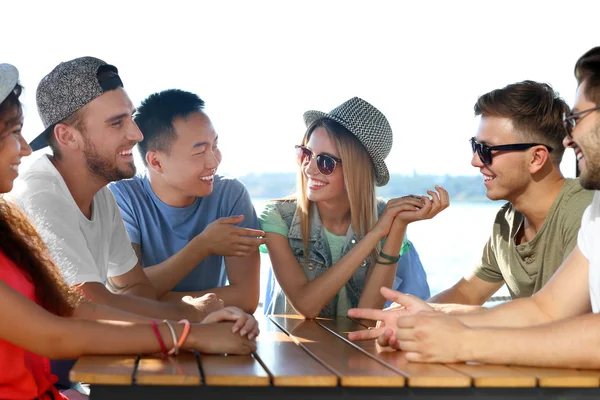 Des amis qui traînent ensemble — Photo