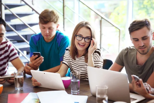 Junge Leute mit Gadgets — Stockfoto