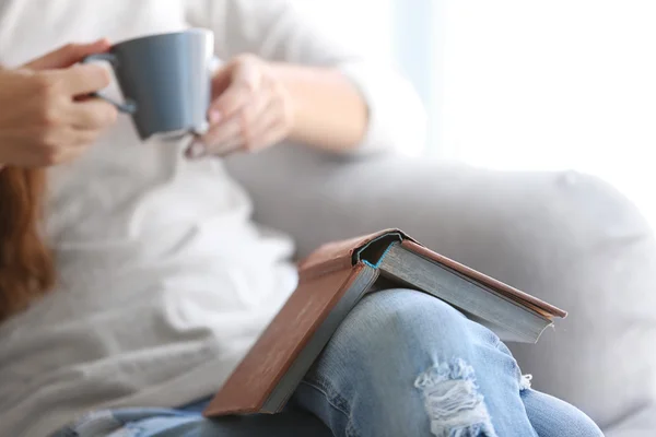 Женщина пьет кофе и книгу — стоковое фото