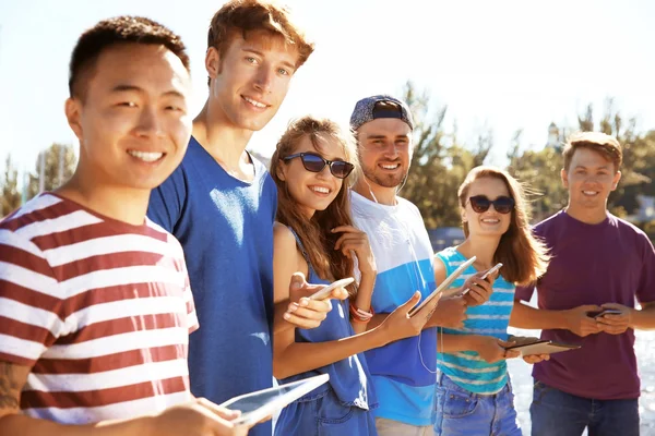 Junge Leute mit Gadgets — Stockfoto