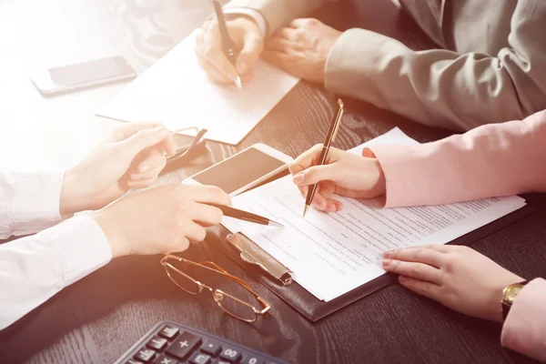 Manos humanas trabajando con documentos — Foto de Stock