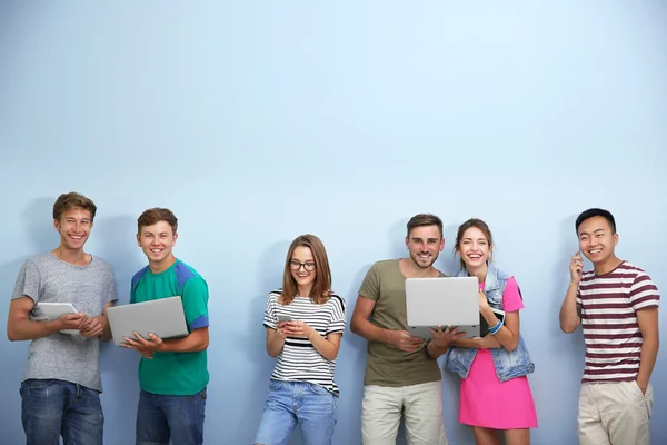 Jongeren met gadgets — Stockfoto