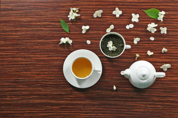 Taza de té con flores de jazmín —  Fotos de Stock