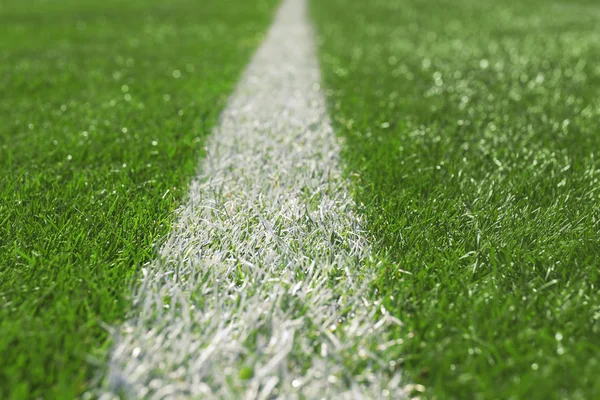 Зеленое поле для спортивных игр — стоковое фото
