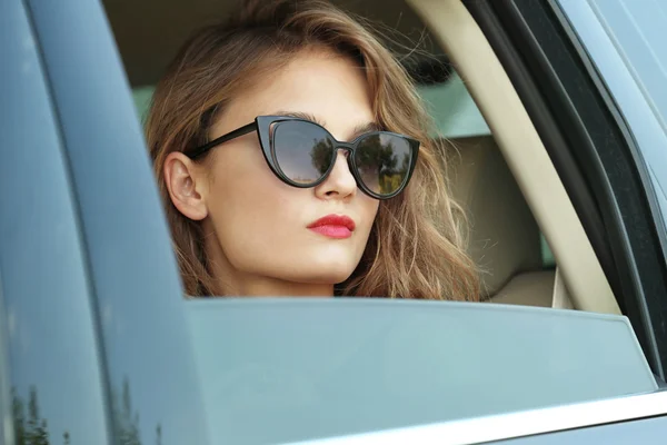 Bella giovane donna dentro auto — Foto Stock