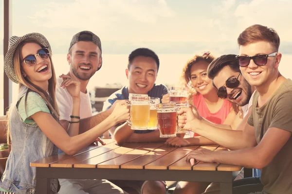 Freunde hängen zusammen — Stockfoto