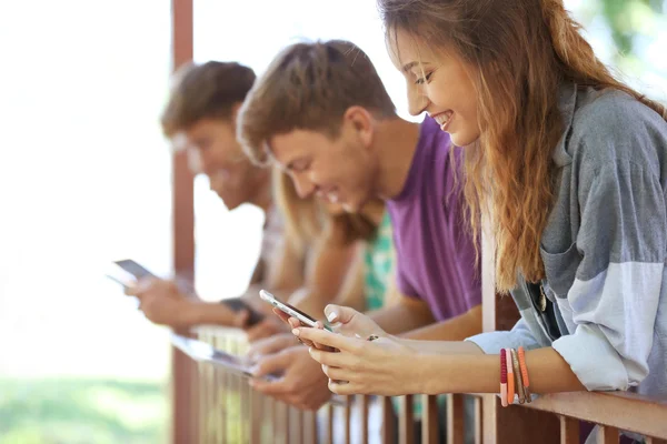 Jeunes avec des gadgets — Photo