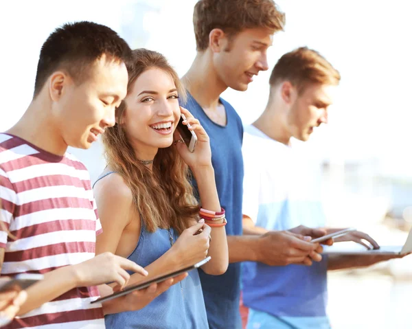 Jóvenes con Gadgets — Foto de Stock