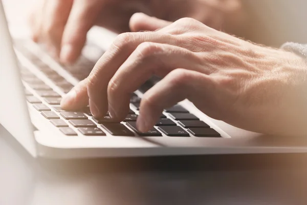 Manos masculinas escribiendo en el teclado del ordenador portátil —  Fotos de Stock