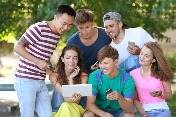 Jóvenes con Gadgets — Foto de Stock