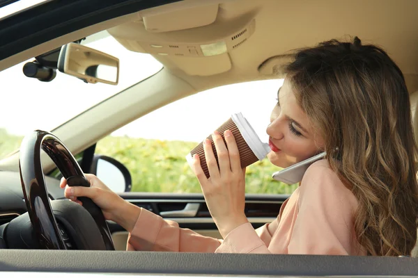 Mujer bastante joven conduciendo coche — Foto de Stock