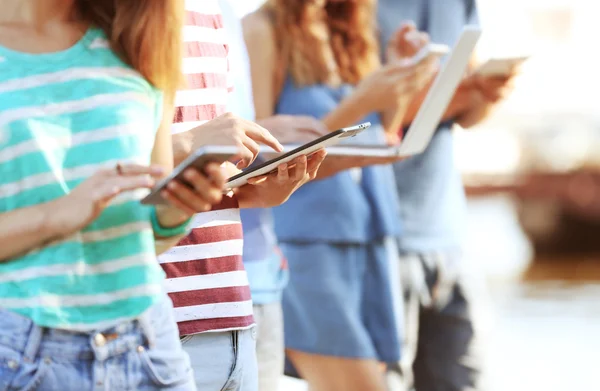 Junge Leute mit Gadgets — Stockfoto