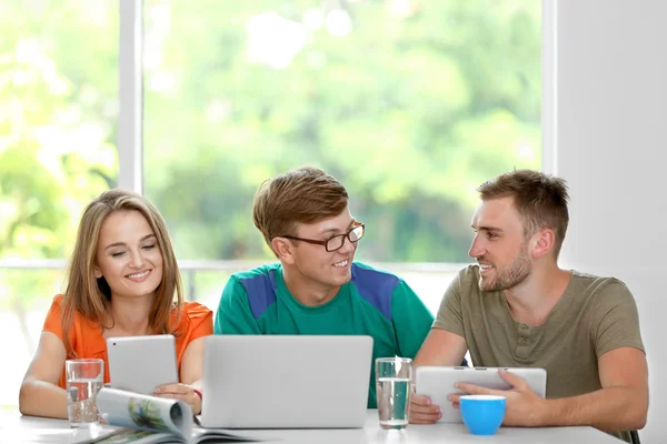 Young people with gadgets — Stock Photo, Image