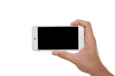 Adam akıllı telefonu tutuyor.