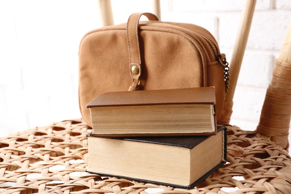 Книги с сумкой на стуле — стоковое фото