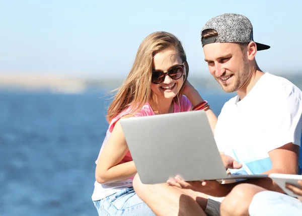 Junge Leute mit Gadgets — Stockfoto