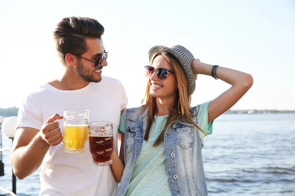 Paar opknoping met bier — Stockfoto