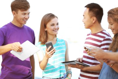 Gadget kullanan gençler 