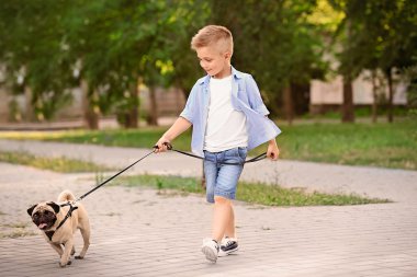 Sevimli çocuk ile pug köpek