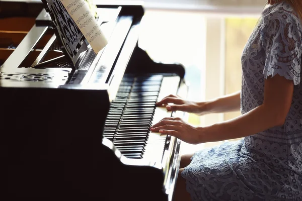 Kvinna som spelar piano — Stockfoto