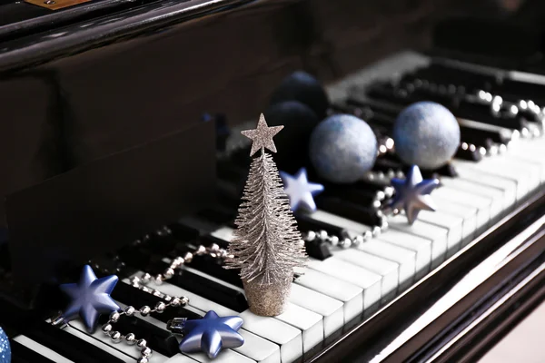 Christmas decoration on piano keys — Stock Photo, Image