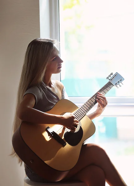 아름 다운 여자 연주 기타 — 스톡 사진