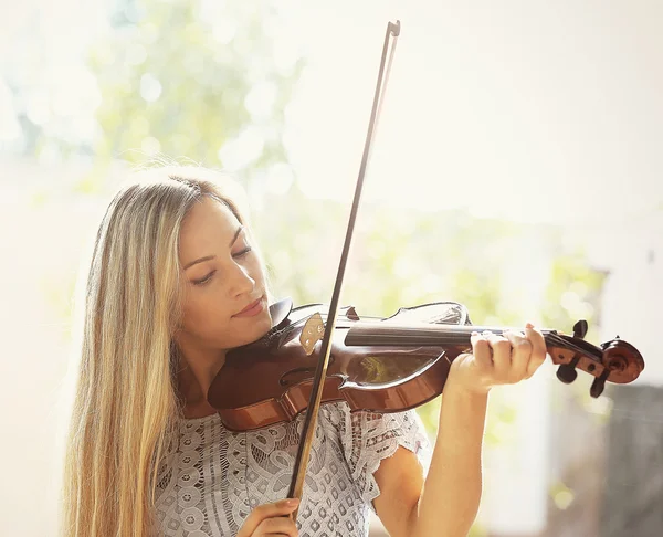 Жінка грає скрипка — стокове фото