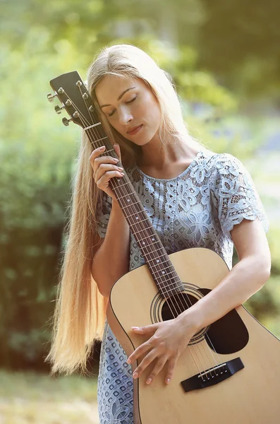 Vacker Kvinna Med Gitarr — Stockfoto