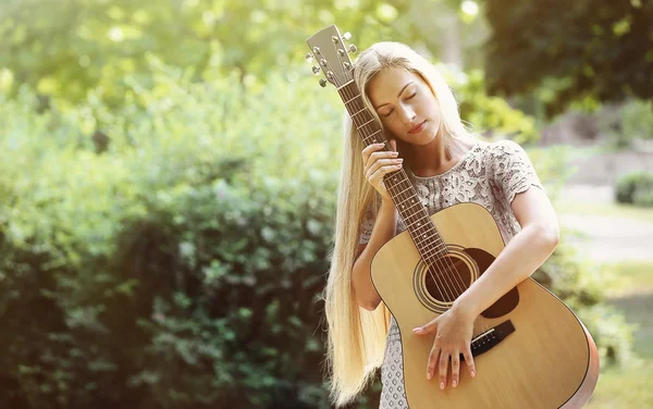 Красива Жінка Гітарою — стокове фото