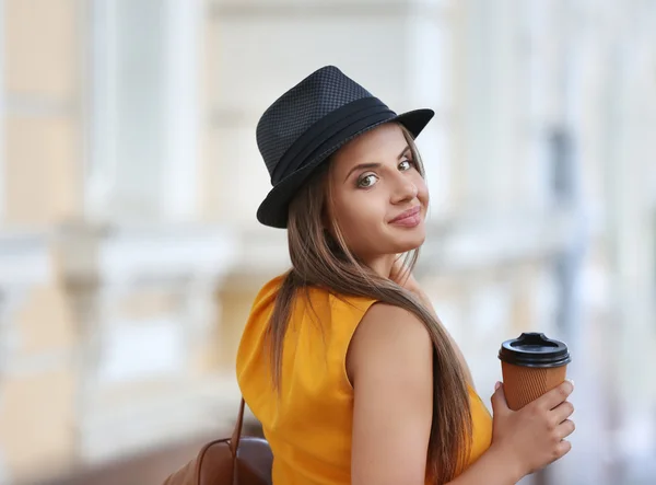 Žena s šálek kávy na ulici — Stock fotografie