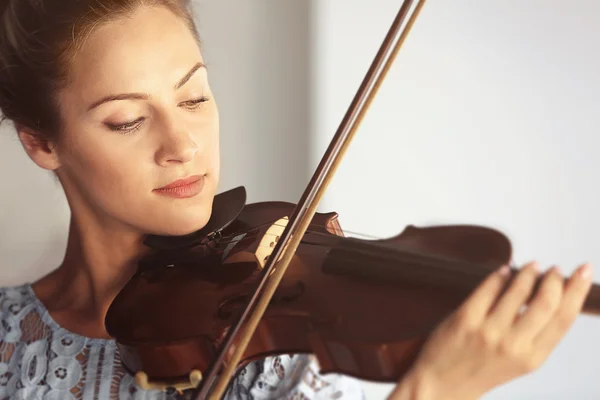 Kvinna spelar violin — Stockfoto