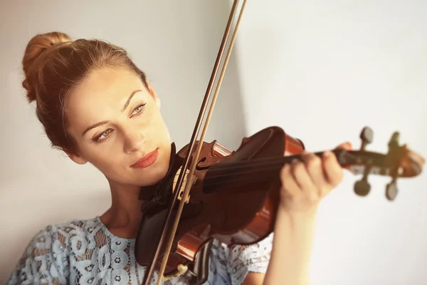 Vrouw spelen viool — Stockfoto