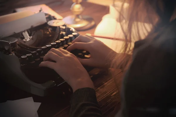 Женщина печатает на пишущей машинке — стоковое фото