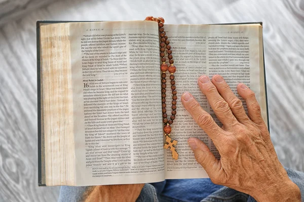 Yaşlı adam İncil okuma — Stok fotoğraf