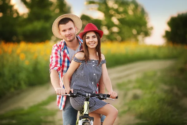 Jovem casal de bicicleta — Fotografia de Stock