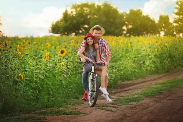 Молодая пара на велосипеде — стоковое фото
